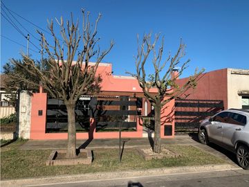 Regia casa con amplio parque....