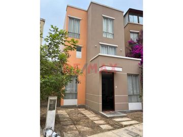 🏡 Venta De Casa De 3 Pisos + Terraza En Venta En Villa...