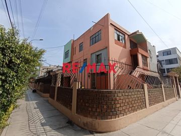 Venta Casa  3 Pisos Incluye Departamento Independiente