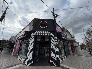 Local en alquiler sobre Avenida Rocca inmejorable ubicación