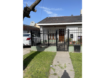 casa dos dormitorios y quincho sobre terreno de 400m2