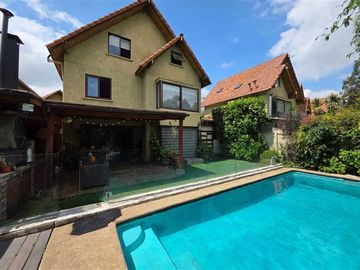 Casa en venta de 5 dorm. piscina en Huechuraba