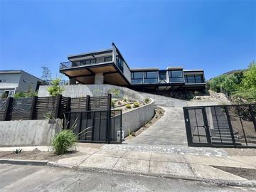 Casa en venta de 4 dorm. en Colina