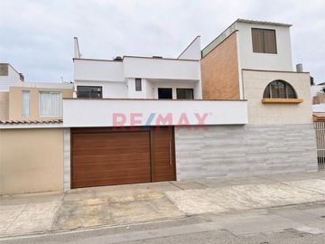 Vive A Un Paso De Todo, En Urb. Cedros De Villa -...
