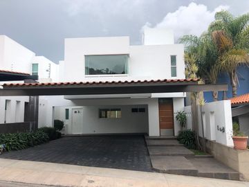 RENTA CASA EN FRACC PRIVADO LOMAS DE LAS AMERICAS MODERNA