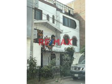 Casa De 3 Pisos Con 2 Locales Comerciales Y 3...