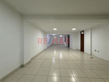 Venta De Local 97.83 M² Con Portón – Av. Condorcanqui...