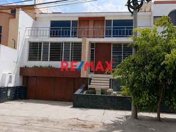 ✨Hermosa Casa En Venta, Ubicada En La Exclusiva Zona...