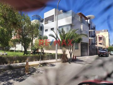 Se Alquila Amplia Casa En Esquina Frente A Parque Urb...