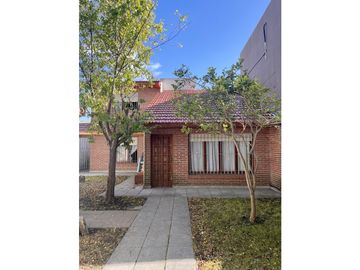 VENTA - CASA EN DOS PLANTAS, CON PARQUE, GARAJE, PATIO