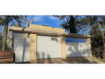 Venta Casa c/ quincho y cocheras!!! Todos los servicios!!!