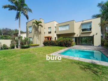 BELLA CASA EN VENTA EN LA PLANICIE CON DOS PISCINAS...