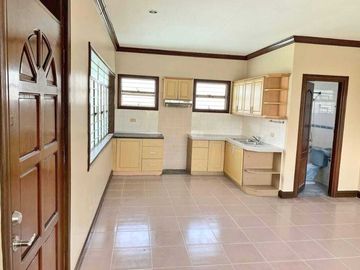 PN55479 PENTHOUSE APARTMENT For Rent New Manila