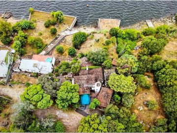 VENTA 2 CASAS CON BAJADA PRIVADA  AL LAGO VILLA CARLOS PAZ