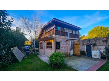 Casa Quincho s/ lote de 10mX 43m. Caisamar