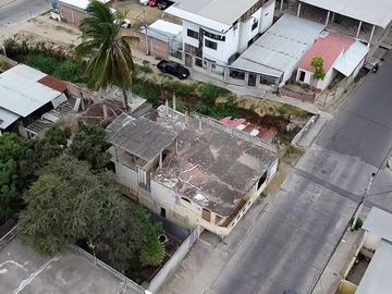 Terreno con casa en venta en Manta, Lotización el...