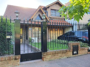 Casa de 4 ambientes con parque y piscina en VENTA -...