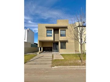 VENTA CASA DE CATEGORIA A ESTRENAR 3 DORMITORIOS TEJAS 4...
