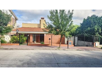 VENTA CASA AMPLIA 3 DORMITORIOS Y PILETA B° LA CUESTA...