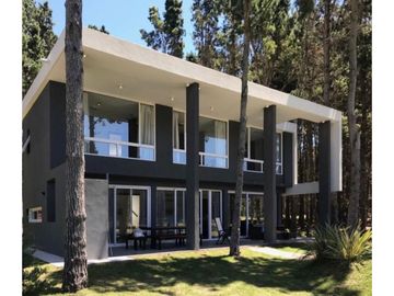 Casa sobre Laguna. Villa Robles