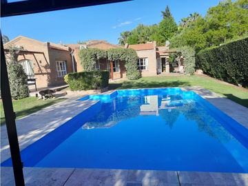 Venta-Hermosa Casa-Pileta-Jardín-Chacras de Coria-1000m2