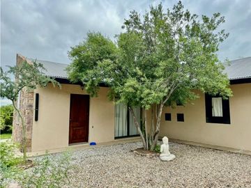 VENTA DE HERMOSA CASA CON PISCINA EN B° LA TOMA -...