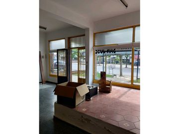 En venta. Local, más depósito y departamento. Sobre Av....