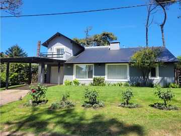 Casa en Venta - Zona Lasalle - Refaccionada - Piscina