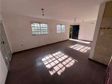Calle 213 e 40 y 41 - Casa en Venta