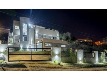 VENTA CASA EN CARLOS PAZ HERMOSA Y MINIMALISTA