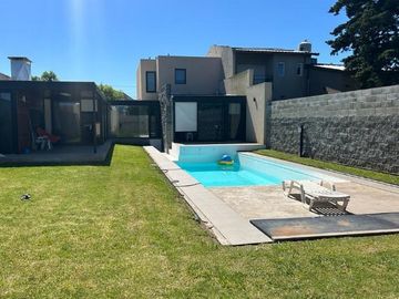 Casa en venta - 3 Dormitorios 2 Baños - Cocheras -...