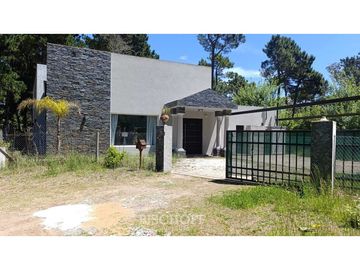 ALQUILER TEMPORARIO CASA  CON PILETA CLIMATIZADA