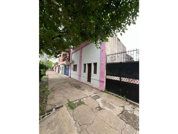 Inmueble sobre Av Hernandarias a metros de Av 25 de Mayo!