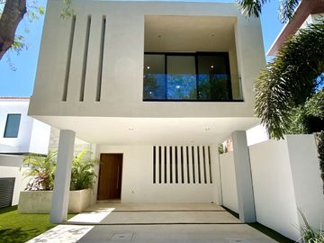 CASA EN VENTA MÉRIDA,  4 RECÁMARAS, PRIVADA PARQUE...