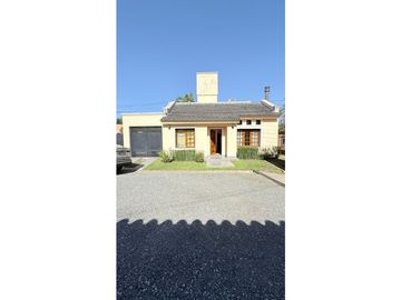 VENDO CASA TRES DORMITORIOS A METROS DE RECTA MARTINOLI