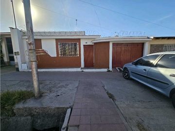CASA · VENTA · LAS HERAS  · A 2 CUADRAS PLAZA · 3...