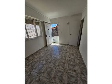 VENTA PH 2 AMB. A LA CALLE, C/PATIO. PRIMER PISO X ESCALERA