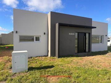 Casa de 2 dormitorios en venta en B° Las Acacias II -...