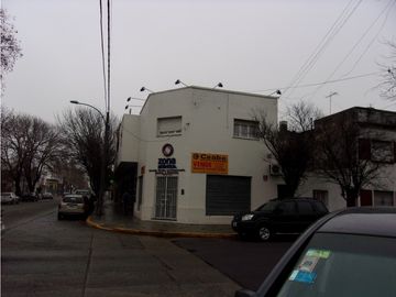 4 LOCALES MAS 3 VIV.  PATIO / TODO EN BLOCK  MORENO ESQ...