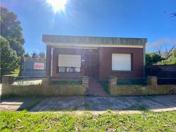 LATORRE PROP VENDE CASA 4 AMB CON PARQUE Y GARAGE