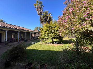 Gran casa patrimonial con lindos jardines