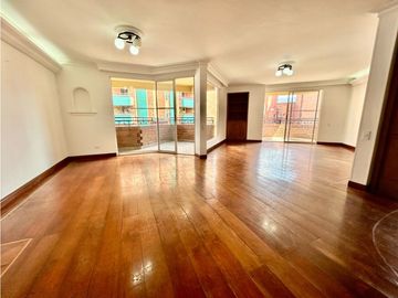 SE VENDE AMPLIO APARTAMENTO EN EL CORAZÓN DE LAURELES