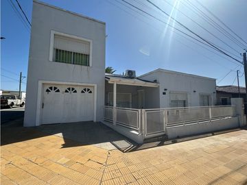 Casa en VENTA Zona Carrefour/Casino | 3 dormitorios +...
