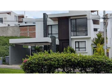 En venta casa de 4 habitaciones urb. Altos de Manta Beach