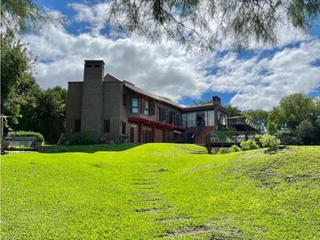 Casa en Venta en Country Las Delicias con bajada al arroyo.