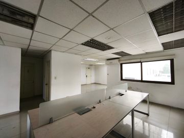 AMPLIA OF 3 AA CON 2 BAÑOS EN GRAN AVENIDA
