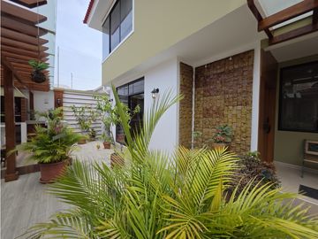 Vendo casa, Manta 2000, de cinco dormitorios con acceso...