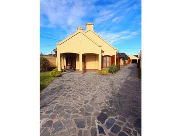 #VENDEMOS- Estupendo chalet estilo campo sureño - ÚNICO