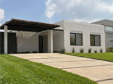Casa a estrenar en venta Barrio Cerrado Santa Clara. 3...