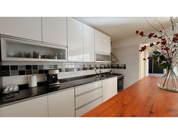 Venta moderna casa de 3 dormitorios con cochera y pileta